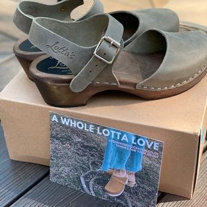 Lotta low wood taupe clogs on brown base